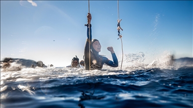 Zhytësja turke Şahika Ercümen thyen rekordin botëror në zhytjen kushtuar Gazës