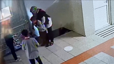 Erzurum'da nefes borusuna yiyecek kaçan öğrenci, öğretmenin Heimlich manevrasıyla kurtarıldı