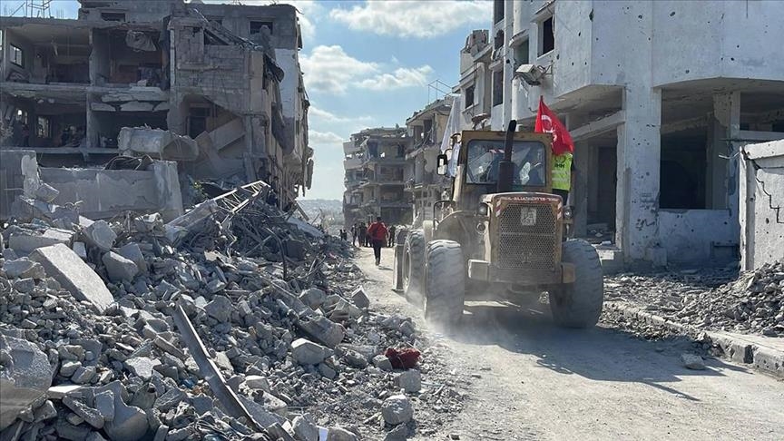 Turkish NGO begins cleanup, debris removal operations in Gaza