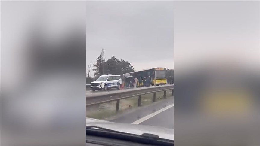 Büyükçekmece'de İETT otobüsünün kayarak yoldan çıkması kamerada