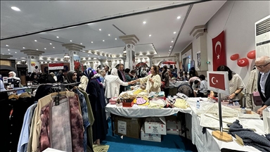 Amman'da yetimler yararına düzenlenen kermeste Türk stantlarına yoğun ilgi