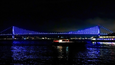 Les ponts d’Istanbul s’illuminent en rose pour la sensibilisation au cancer du sein