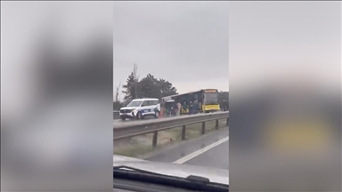 Büyükçekmece'de İETT otobüsünün kayarak yoldan çıkması kamerada