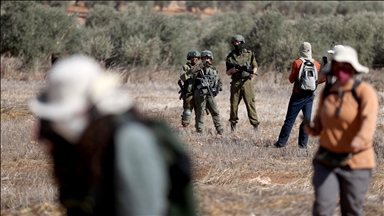 الجيش الإسرائيلي يفتح النار على مزارعين فلسطينيين وسط الضفة