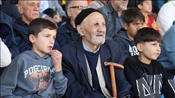 Kalikê Selahattîn yê 85 salî bi neviyên xwe ra tevî gopalê xwe diçe pêşbirkan