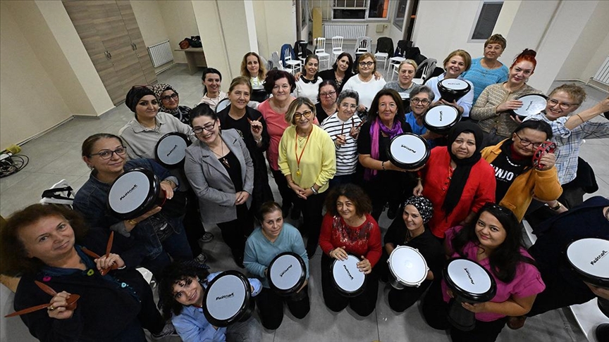 Düzce'de ev hanımı ve girişimci kadınlar, müziğin ritmiyle hayatını renklendiriyor