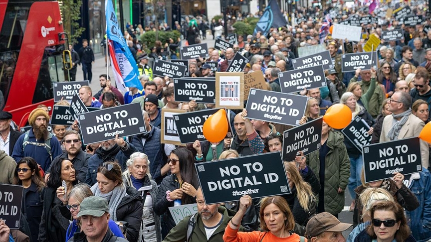 Велика Британија: Илјадници луѓе протестираа во Лондон против планот за дигитална лична карта