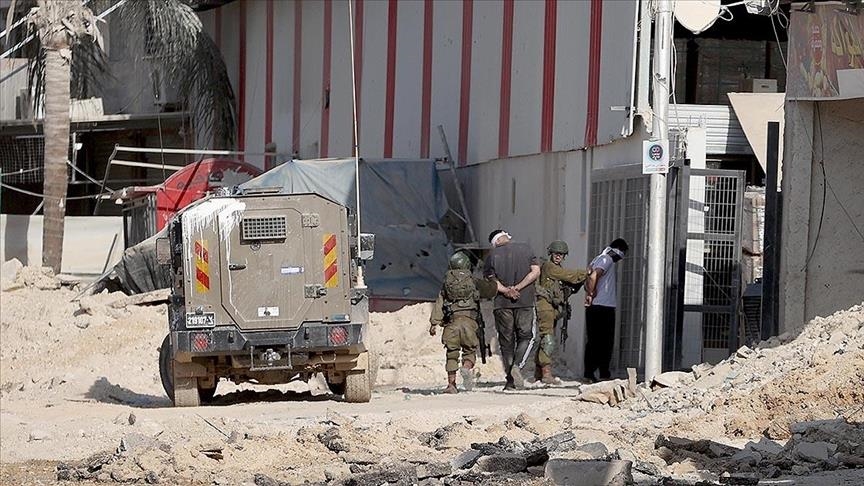 İsrail, işgal altındaki Batı Şeria'da 3'ü çocuk 20 Filistinliyi gözaltına aldı