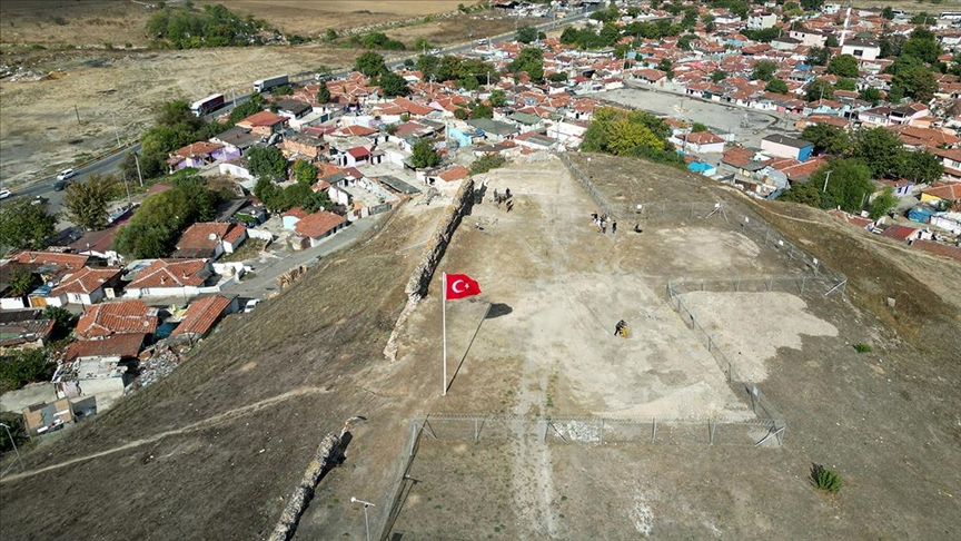 Çorlu Kalesi'ndeki kazılarda Roma, Bizans ve Osmanlı dönemlerinin izleri ortaya çıkarılıyor