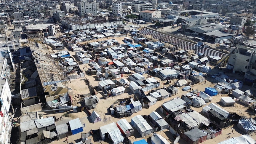 Stadiumi shndërrohet në strehë të përkohshme për familjet palestineze të zhvendosura
