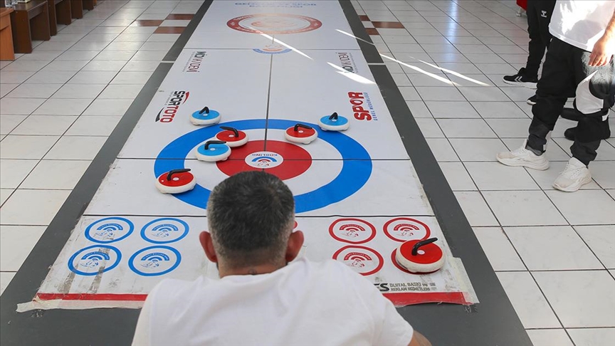 Yaygınlaşmaya başlayan "floor curling" cezaevinde hükümlülere de öğretiliyor