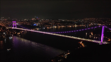 İstanbul'daki iki köprü meme kanseri farkındalığı için pembe renkle aydınlatıldı