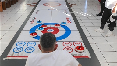Yaygınlaşmaya başlayan "floor curling" cezaevinde hükümlülere de öğretiliyor