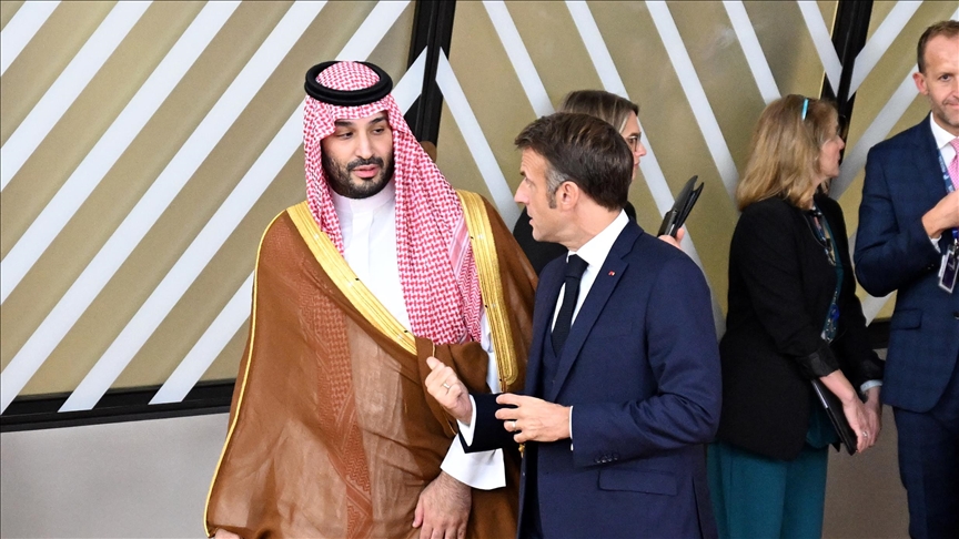 Saudi crown prince, Macron stress need for Israel’s full withdrawal from Gaza, 2-state solution