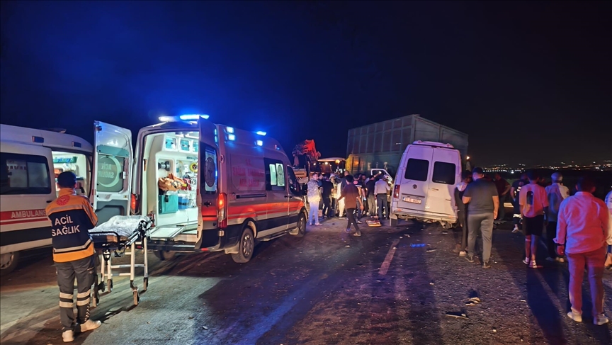 Li Hatayê minîbus û motor li hev qelibîn, 14 kes birîndar bûn
