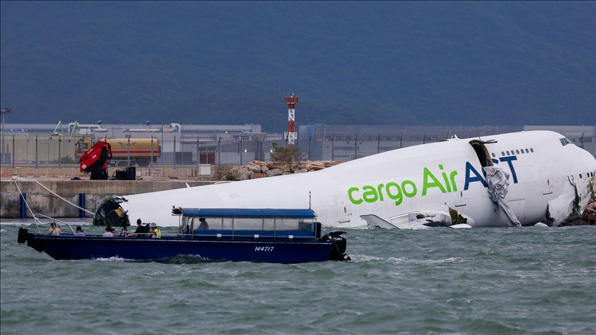 Al menos 2 muertos luego de un Boeing 747-481 de carga impactase contra un vehículo de servicio en Hong Kong