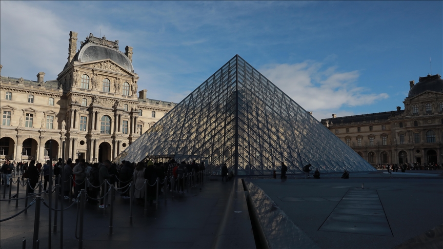 Fransa'da Louvre Müzesi'nden tarihi eser çalan hırsızlar aranıyor