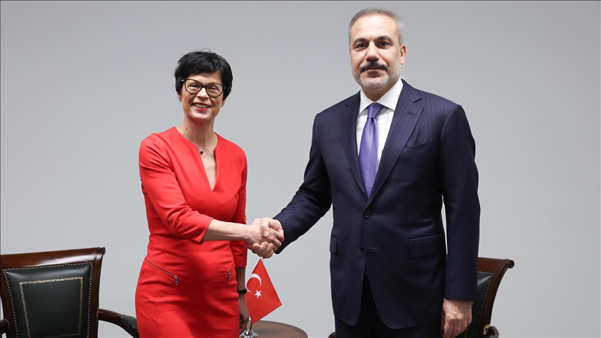 Ministri i Jashtëm turk takohet me komisaren e BE së për zgjerim në Luksemburg