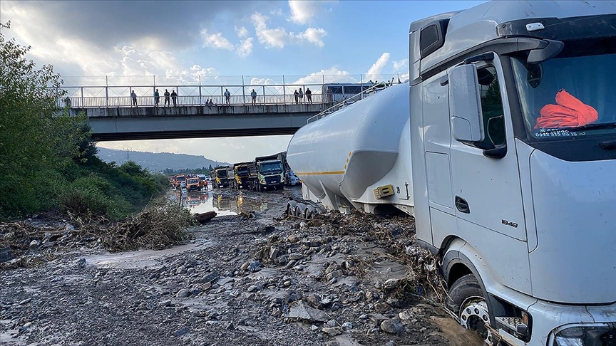 Hatay'da sağanak nedeniyle ev ve iş yerlerini su bastı, araçlar yollarda mahsur kaldı