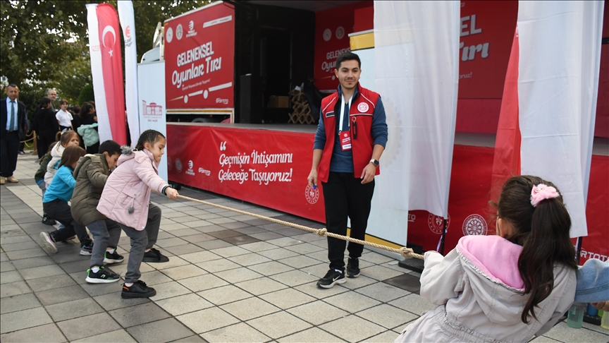 "Geleneksel Oyunlar Tırı", geçmişin oyunlarını Düzce'de öğrencilerle buluşturdu