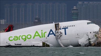 Hong Kong'da kargo uçağı inişte pistten çıkarak denize sürüklendi