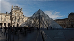 Fransa'da Louvre Müzesi'nden tarihi eser çalan hırsızlar aranıyor