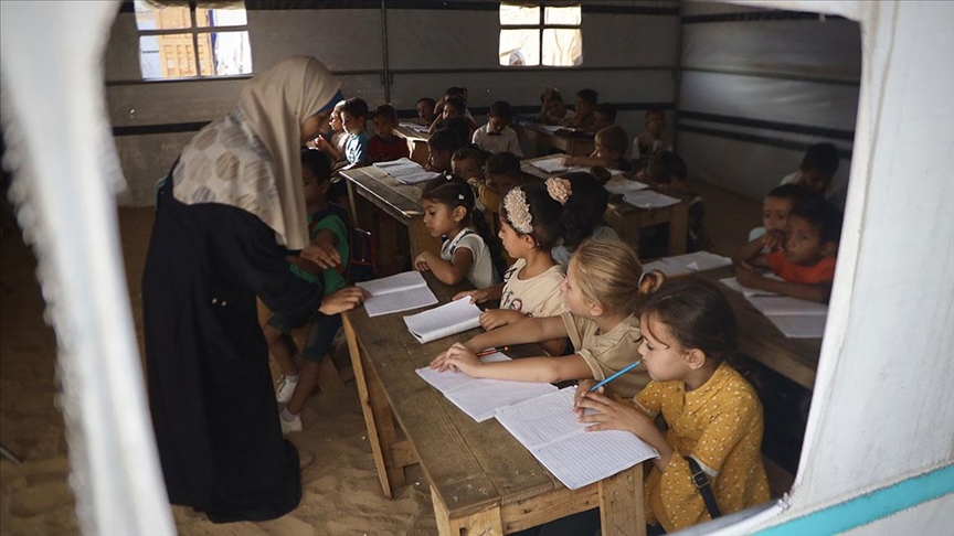 İsrail Ekim 2023'ten beri Gazze ve Batı Şeria'da 20 bini aşkın öğrenci ile 1037 öğretmeni öldürdü
