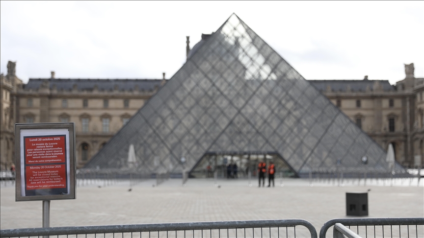 60 investigators still searching for suspects behind Louvre heist