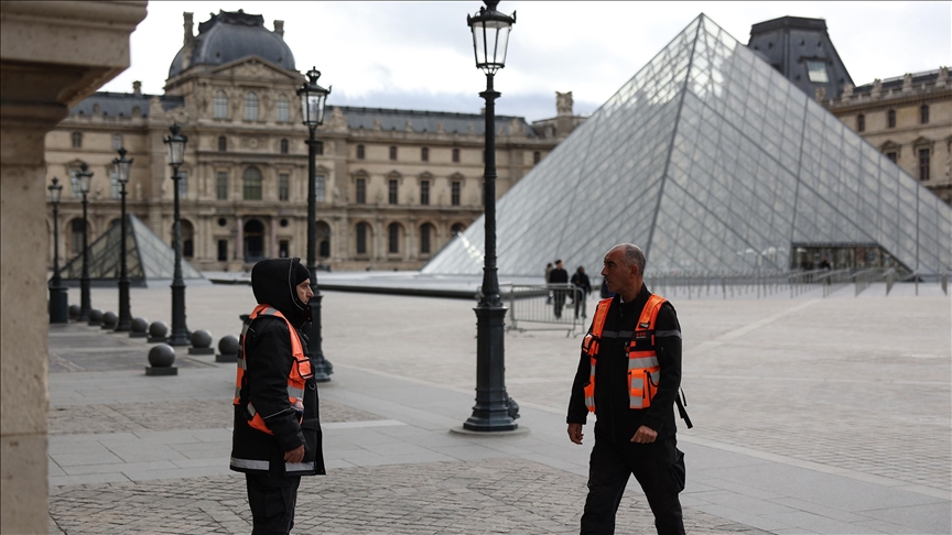 Za osumnjičenima za pljačku Louvrea i dalje traga 60 istražitelja