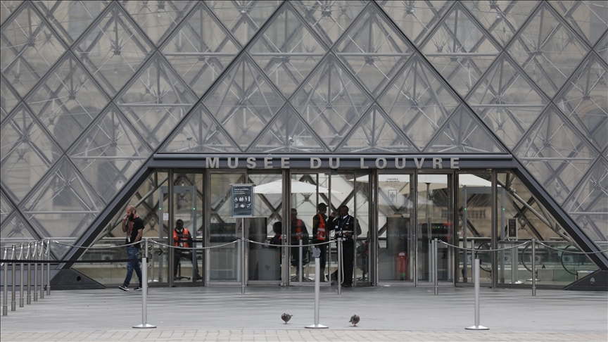 Fransız hükümeti tarihi eserlerin çalındığı Louvre Müzesi için yeni güvenlik tedbirleri uygulamaya koydu