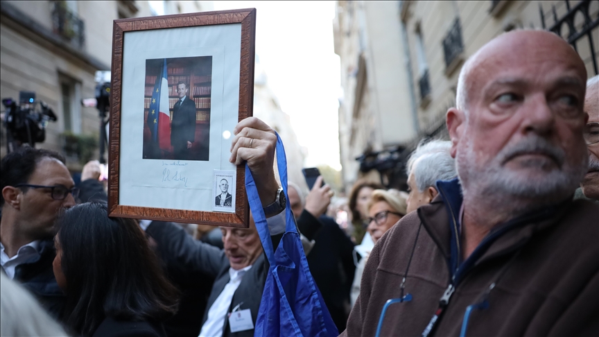 Mbështetësit e ish presidentit francez Sarkozy protestojnë para shtëpisë së tij