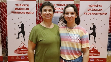 Olimpiyat hedefleyen spor tırmanışçısı Yağmur'a "fizyoterapist anne" desteği