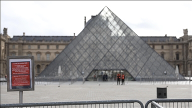 60 investigators still searching for suspects behind Louvre heist