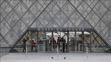 Fransız hükümeti tarihi eserlerin çalındığı Louvre Müzesi için yeni güvenlik tedbirleri uygulamaya koydu