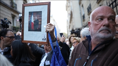 Mbështetësit e ish-presidentit francez Sarkozy protestojnë para shtëpisë së tij