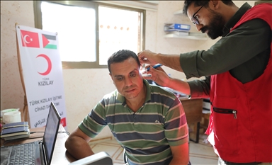 الهلال الأحمر التركي يوزع أجهزة سمعية لمتضررين في غزة