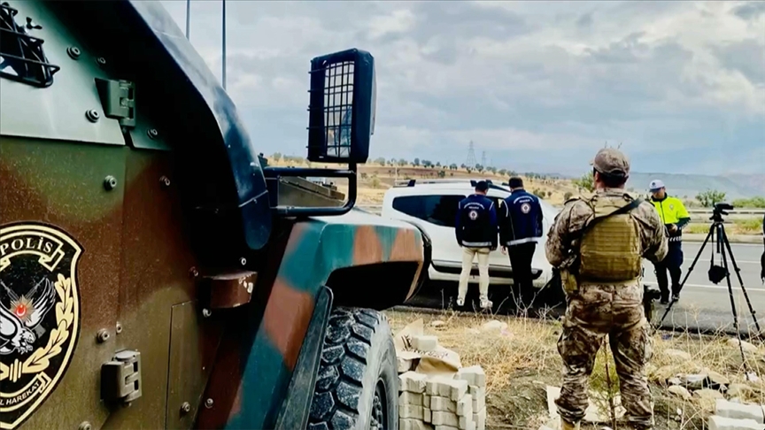 Yurt genelindeki denetimlerde 169 göçmen kaçakçısı yakalandı