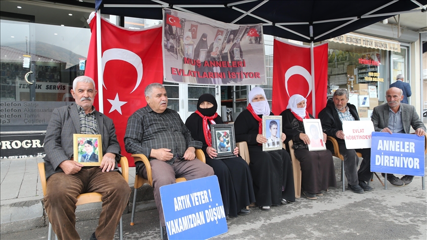 Çalakiya malbatên Mûşî ya li ber avahiya DEM Partiyê dewam dike