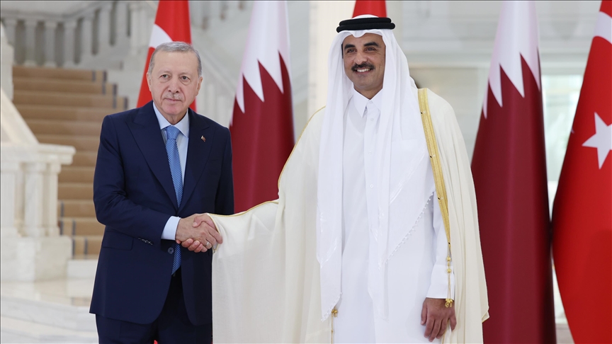 Presidenti Erdogan takohet në Doha me Emirin e Katarit Al-Thani