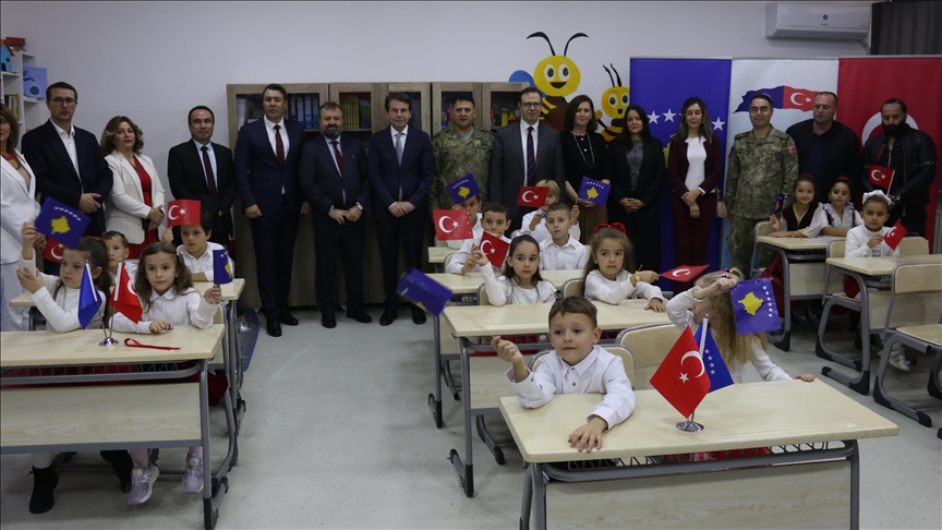 KFOR-i Turk dhuron pajisje për një klasë në Prizren