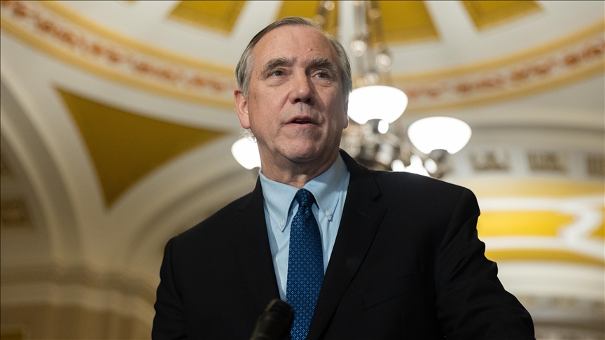 US senator wraps up speech to protest Trump’s presidency amid shutdown