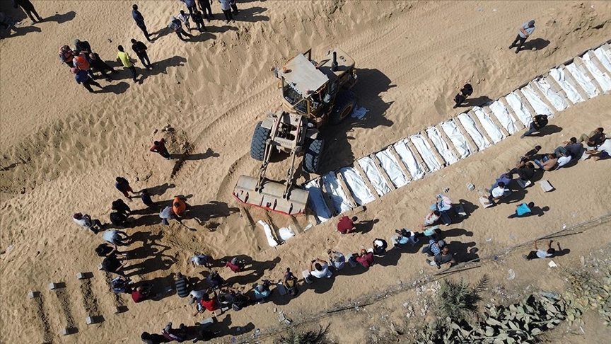 İsrail'in teslim ettiği ancak kimliği tespit edilemeyen Filistinlilerin cenazeleri defnediliyor