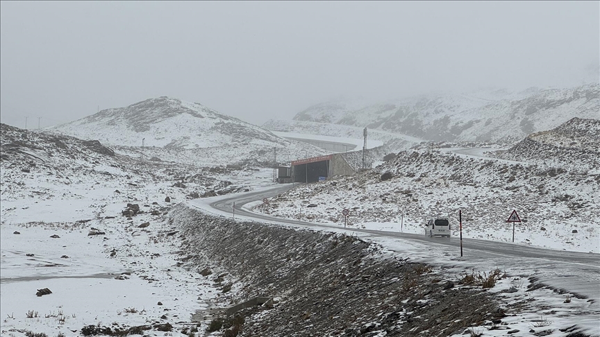 Van ve Hakkari'nin yüksek kesimleri kar yağışıyla beyaza büründü