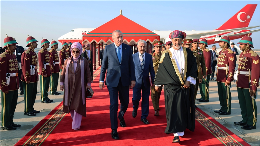  Cumhurbaşkanı Erdoğan, Umman'da resmi törenle karşılandı