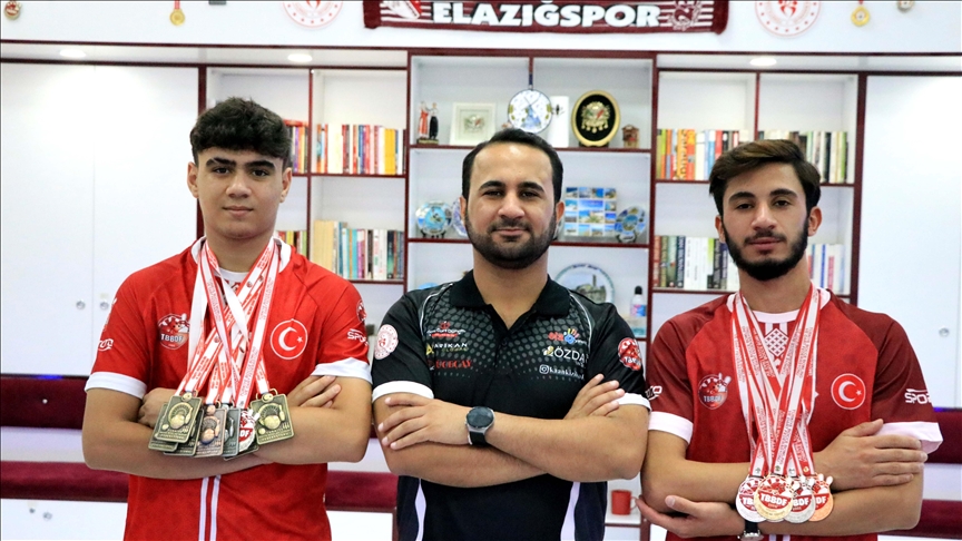 Milli dartçılar Bedirhan ve Mahmut, Slovakya'da derece için çalışıyor