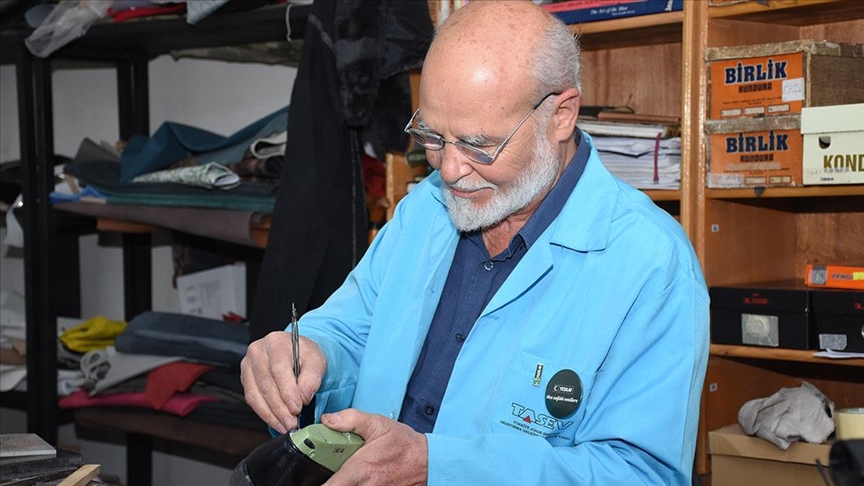 Ahmet usta, ömrünü adadığı ayakkabıcılık mesleğini yaşatmaya çalışıyor
