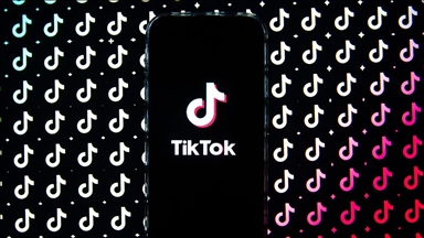 Amnesty: TikTok ugrožava tinejdžere promovišući suicidalni sadržaj u Francuskoj