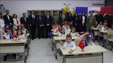 KFOR-i Turk dhuron pajisje për një klasë në Prizren