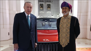 الرئيس أردوغان يهدي السلطان العماني سيارة "توغ" 