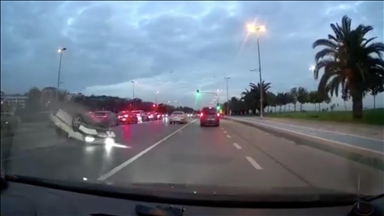İstanbul'da makas atan otomobil devrildi
